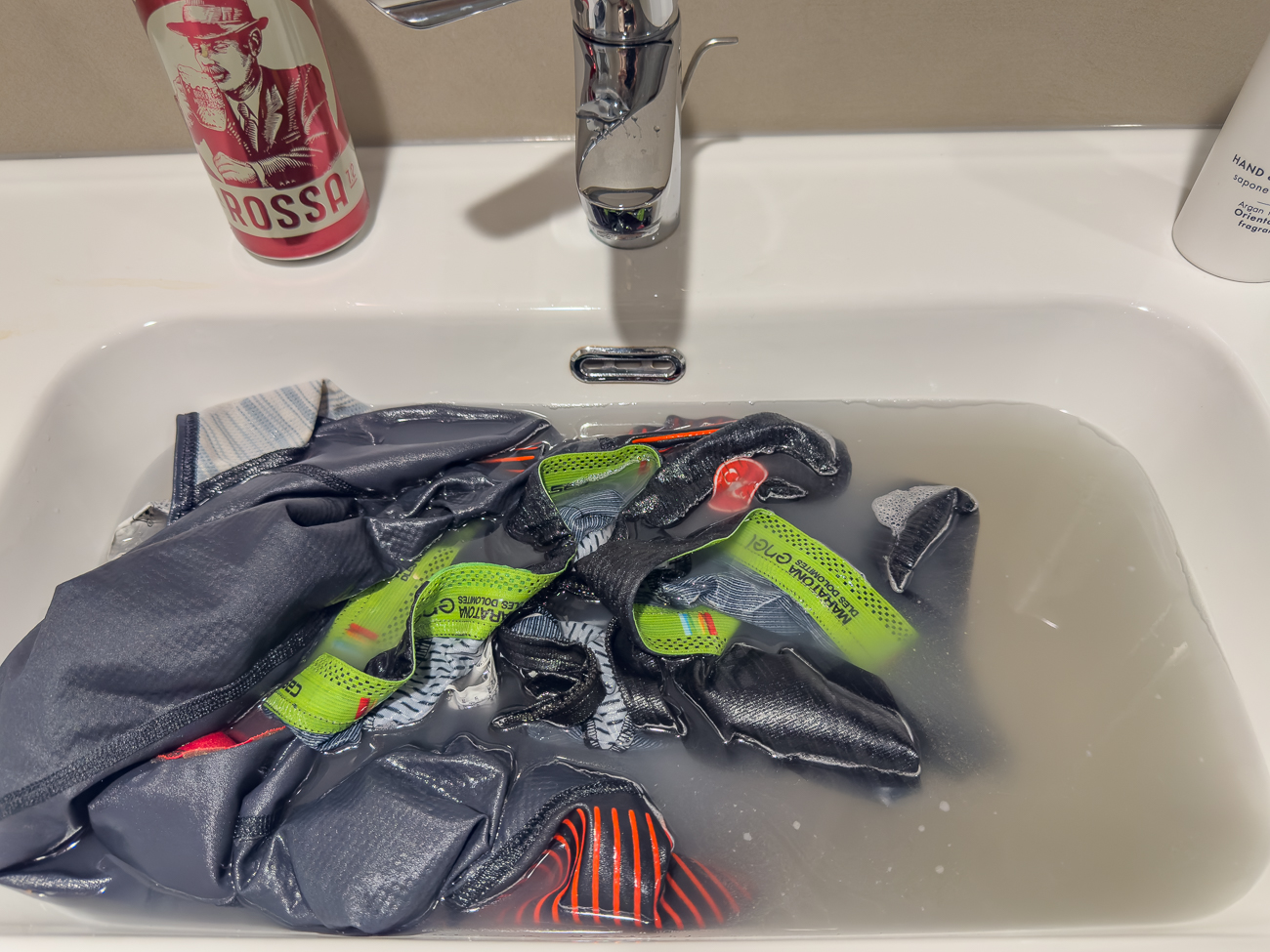 Wie immer erstmal W&auml;sche waschen. Die Farbe des Wassers sagt alles!