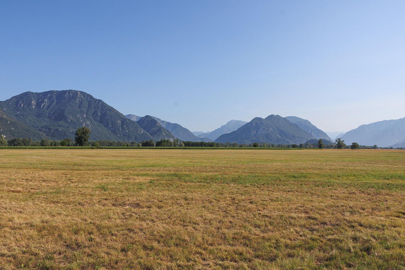 ... verabschieden sich langsam die Berge und Hügel ...