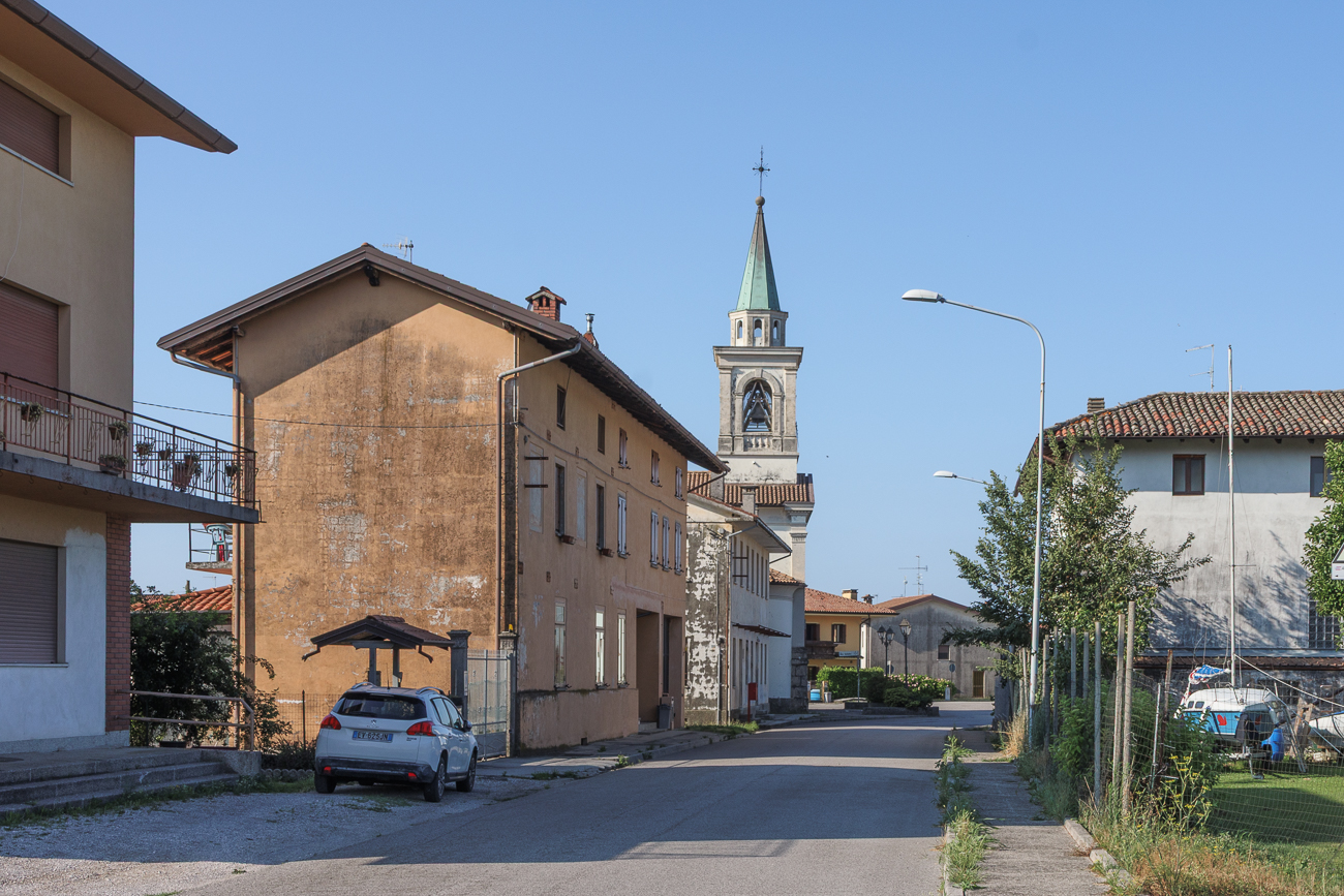 Kirche in Buja, im Ortsteil Tomba