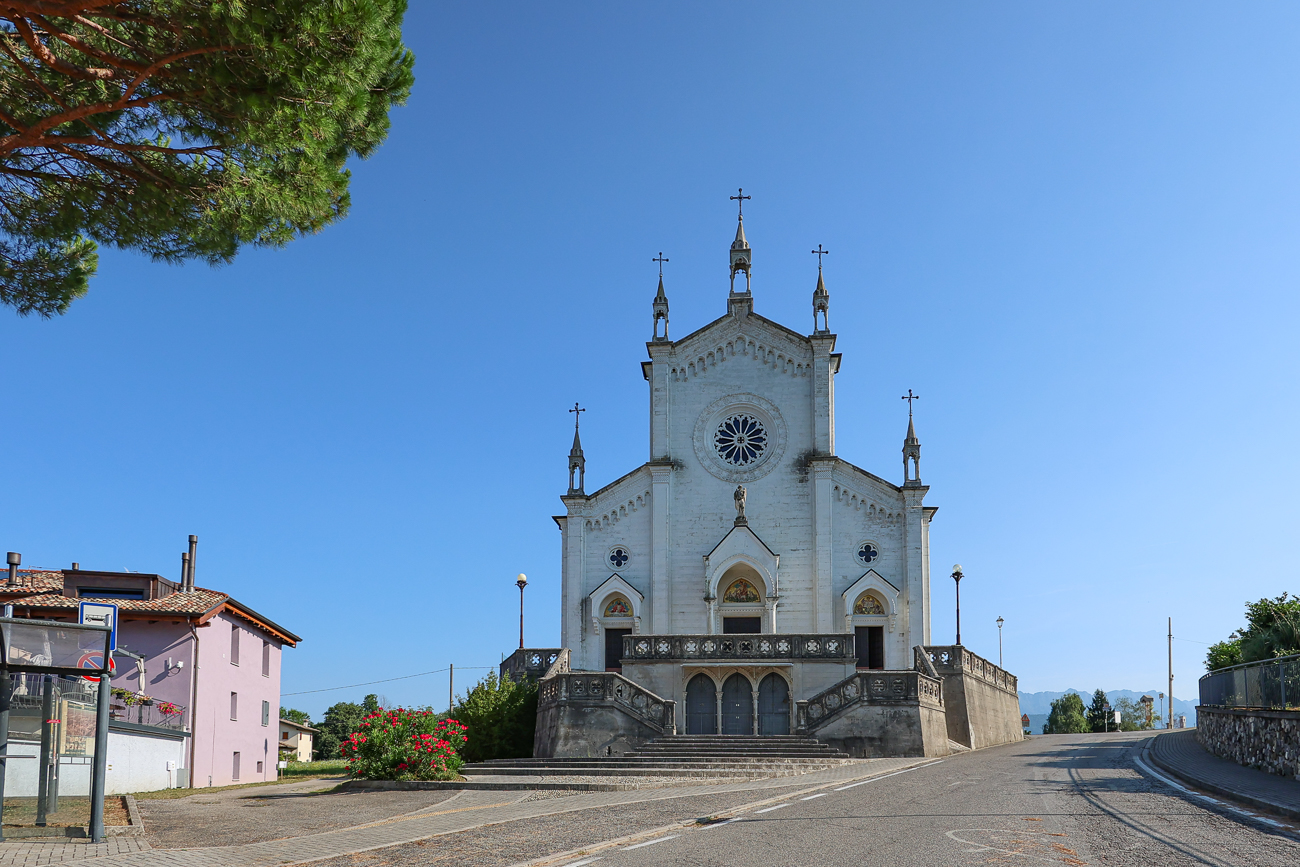 Die Kirche San Michele Arcangelo befindet sich im Ortsteil Vendoglio der Gemeinde Treppo Grande. Das weiße Gebäude wurde im Jahr 1911 nach einem Entwurf von Luigi Venturini Garlatti begonnen. Sie liegt etwa 15 Kilometer nördlich von Udine