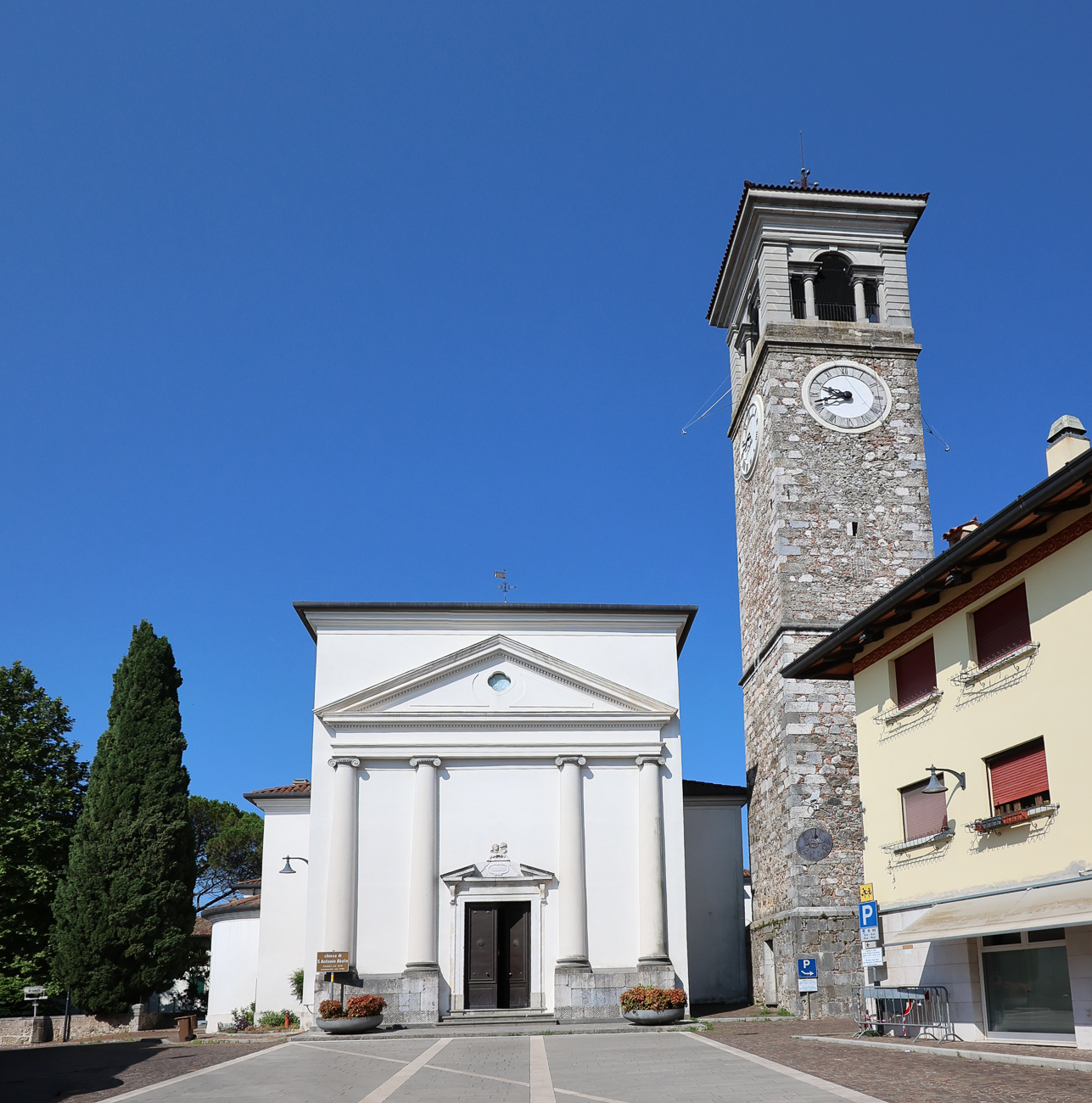 Die Chiesa di Sant'Antonio Abate in Tavagnacco (Provinz Udine). Der Ursprung des ersten Sakralbaus reicht in die zweite Hälfte des 14. Jahrhunderts zurück. Nachdem ein Blitzeinschlag das Gebäude im Jahr 1579 zerstörte, wurde die Kirche im 18. Jahrhundert (vollendet 1751) komplett neu errichtet