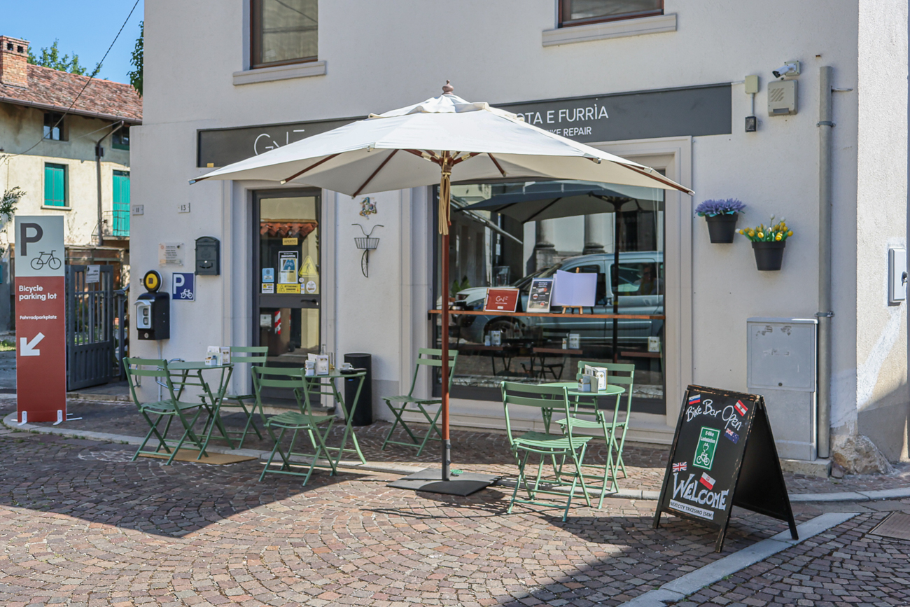 Schönes Café in einem Dorf