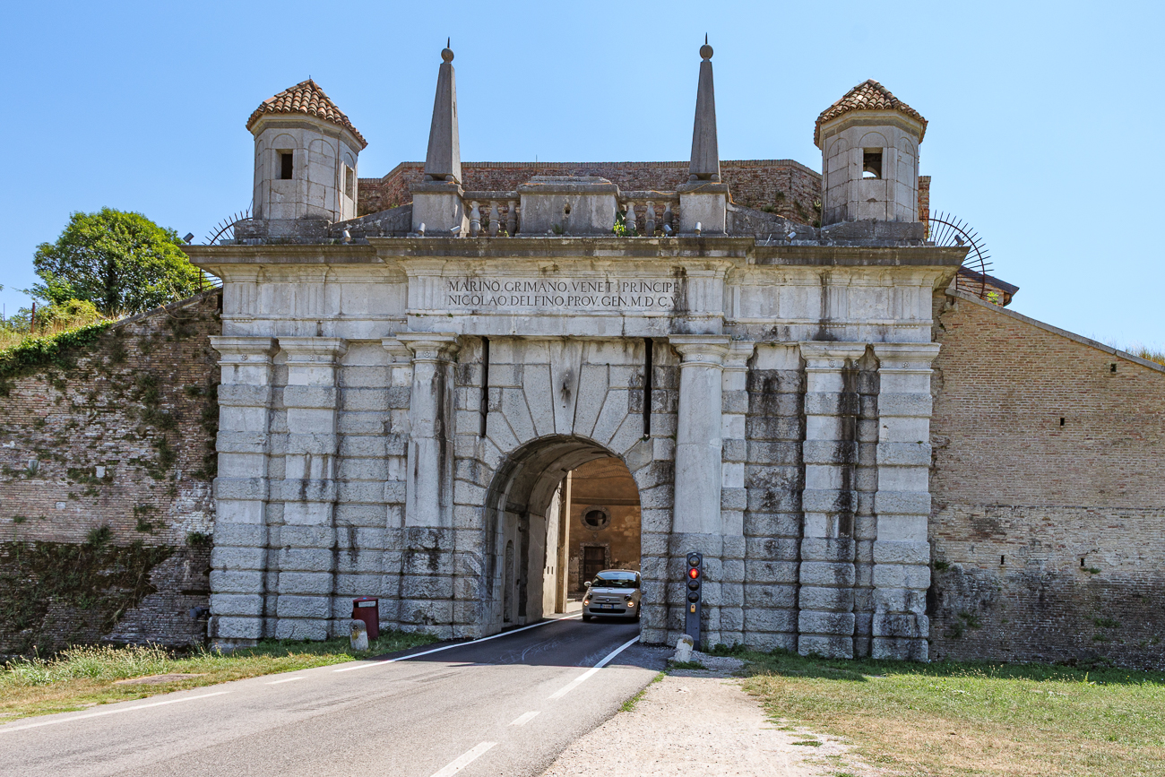 Ich erreiche Palmanova und fahre durch eines der Stadttore