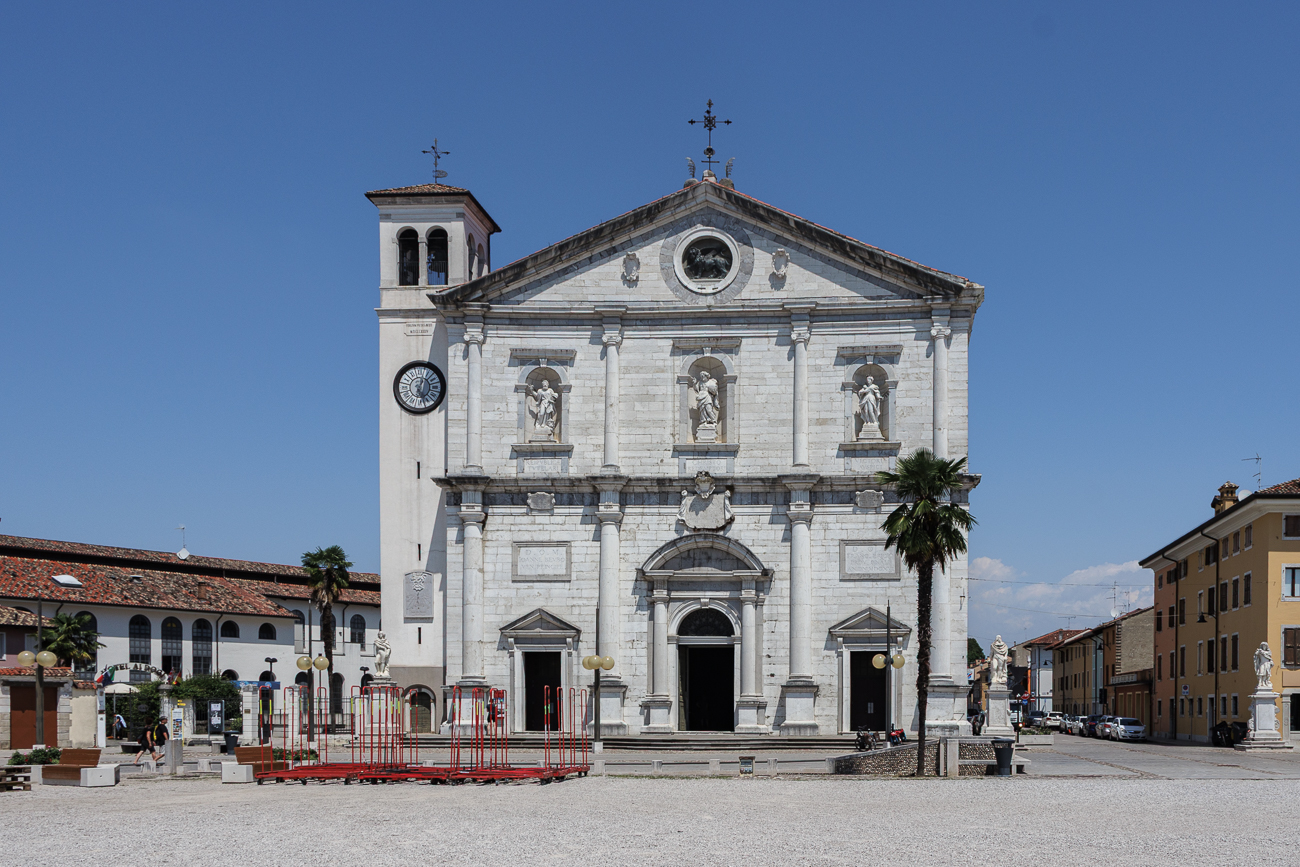 Der Dom von Palmanova (Chiesa del Santissimo Redentore), ein beeindruckendes Beispiel venezianischer Architektur aus dem 17. Jahrhundert.Die Kirche befindet sich auf der zentralen Piazza Grande. Ihr markanter Glockenturm wurde bewusst niedriger gehalten, damit er nicht in die Reichweite feindlicher Artillerie gelangte