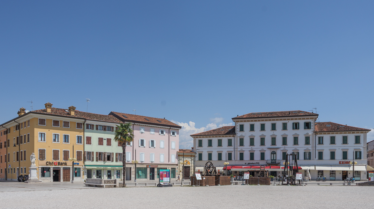 Der zentrale Platz ist von farbenfroher Architektur im Renaissance-Stil umgeben