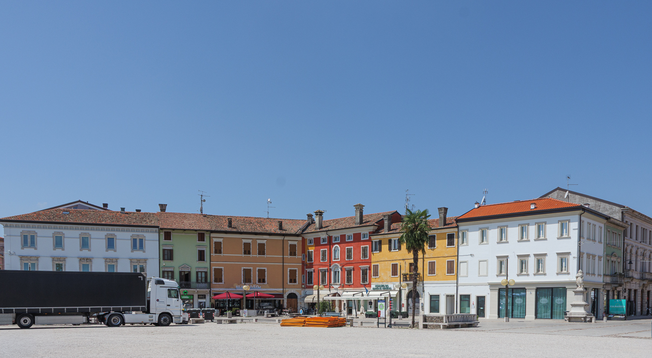 Der große, sechseckige Hauptplatz ist von historischen Gebäuden mit Cafés gesäumt