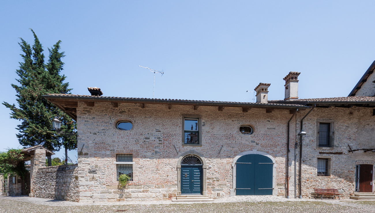 Die Annessi Est des Castello di Strassoldo di Sopra. Das Gebäude ist Teil eines Schlosskomplexes mit jahrhundertealtem Park