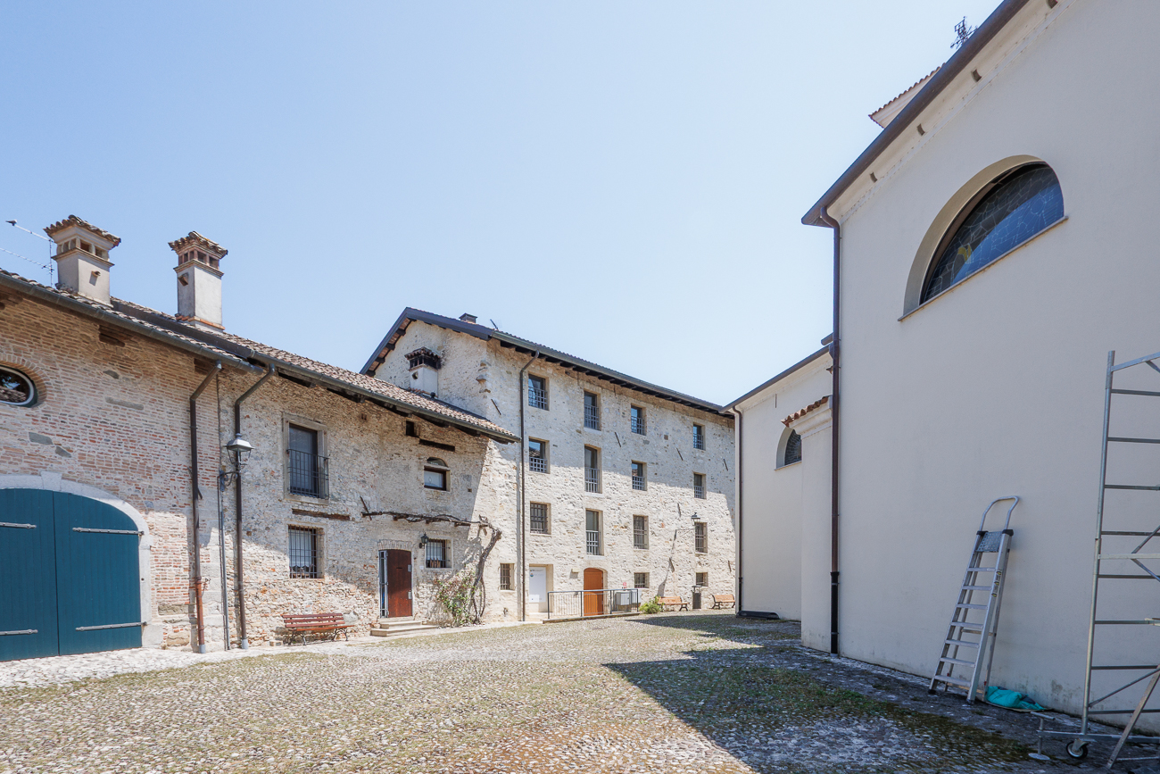 Heute beherbergen diese historischen Gebäude private Ferienhäuser