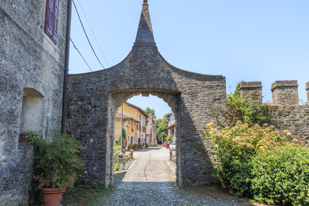 Das historische Tor zum Castello di Strassoldo di Sotto