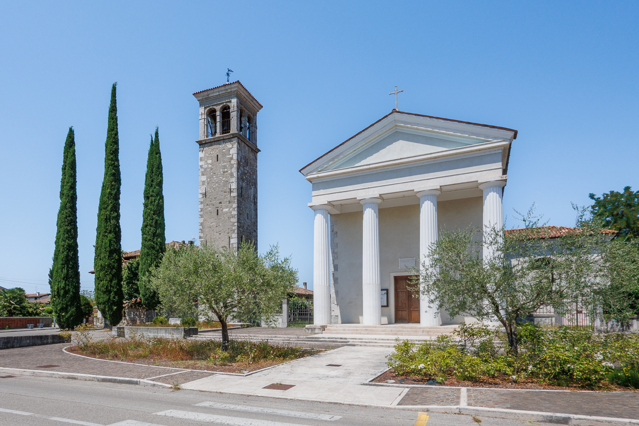 Die Kirche Parrocchia di San Zenone in Muscoli zeichnet sich durch ihre klassizistische Fassade mit vier markanten griechisch-dorischen Säulen aus. Der daneben stehende, freistehende Campanile (Glockenturm) ist aus Stein gefertigt und trägt an seiner Fassade einen Stein mit dem Markuslöwen