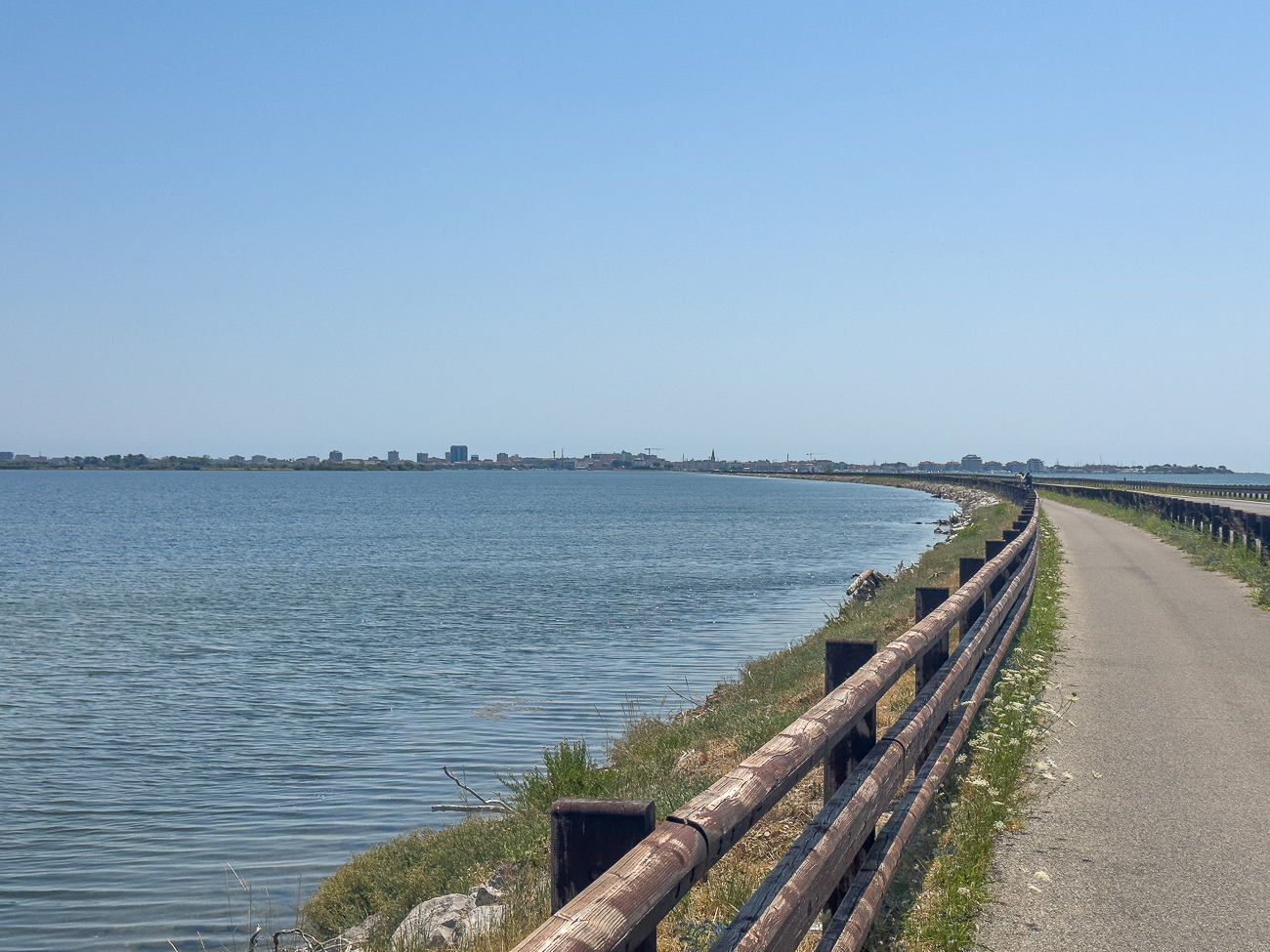 Die Insel Grado ist mit dem Festland im Norden durch eine vier Kilometer lange Dammstraße und im Nordosten durch eine Straßenbrücke der Via Monfalcone über den Canale Primero verbunden