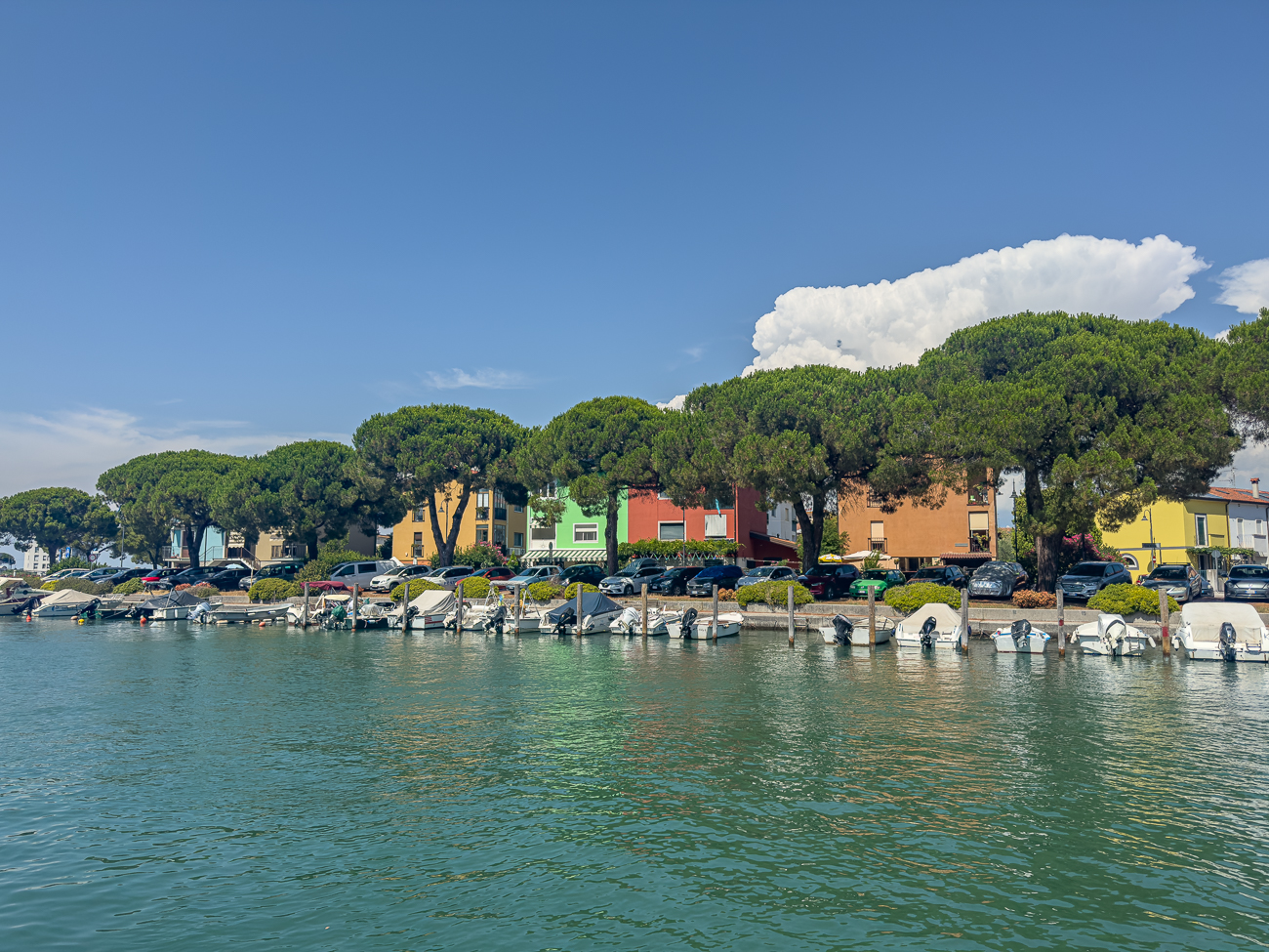 Der malerische Porto Mandracchio in Grado, einer der inneren Hafen, der für seine Boote und Häuser bekannt ist.Der Hafen ist von traditioneller venezianischer Architektur und bunten Gebäuden gesäumt