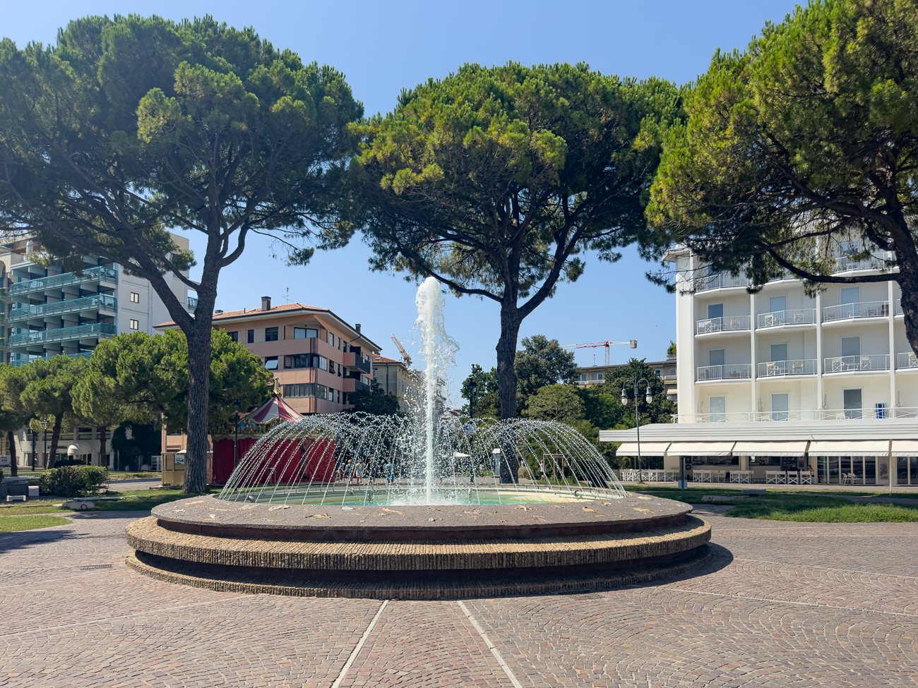 Der Brunnen im Giardino Giovanni Palatucci in Grado. Der Springbrunnen befindet sich in der Fußgängerzone nahe der Küste