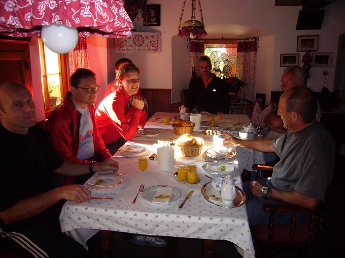 Das Team beim Fr&uuml;hst&uuml;cken