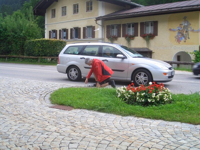 Sepp wird beim Aufstellen der "Radarfalle" fast &uuml;berfahren ;-)