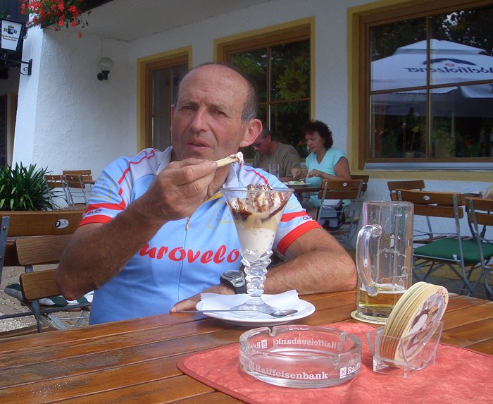 Hanspeter genie&szlig;t sein Eis ...