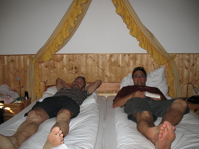 Sepp und Holger im Himmelbett
