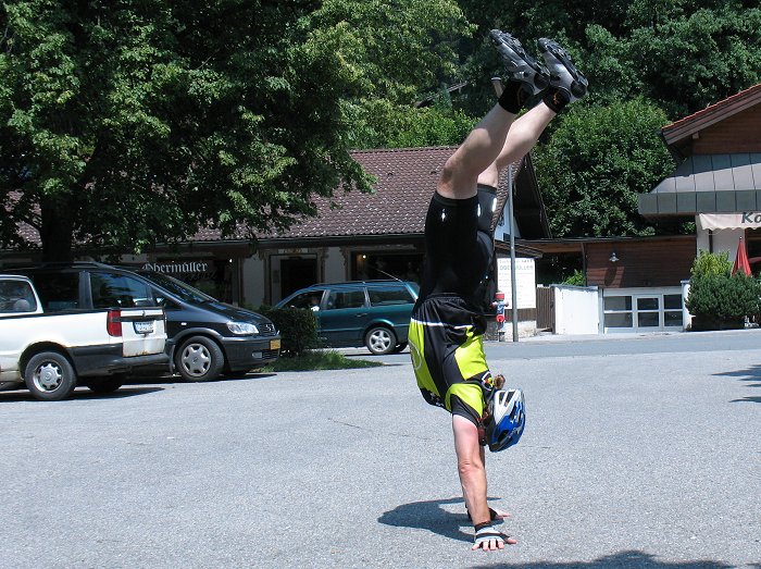 Wenn die Beine leer sind, geht es auf den H&auml;nden weiter