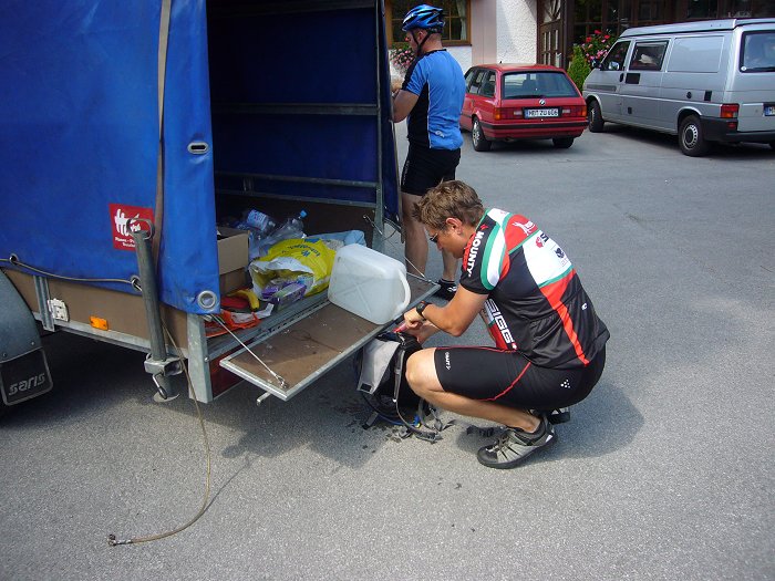In der Pause wird zuerst am H&auml;nger nachgef&uuml;llt ...