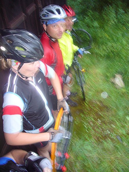 Gleichzeitig reparieren wir meinen Plattfu&szlig; (durch Dornen neben der H&uuml;tte)