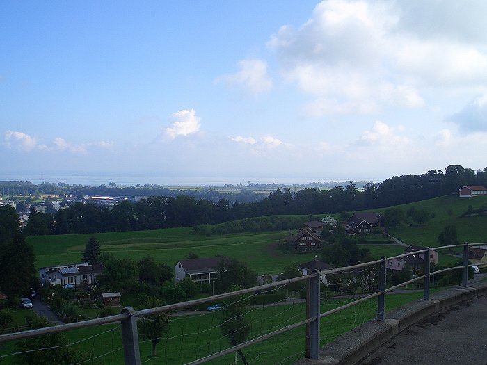 Ganz hinten lugt der Bodensee durch