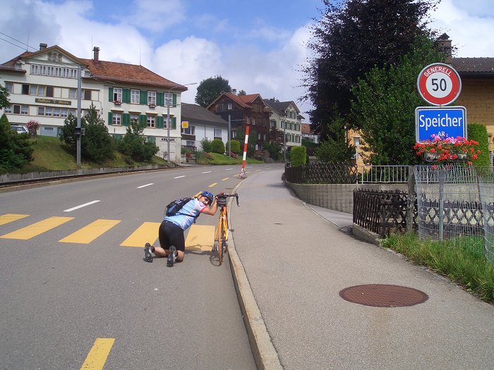 Beim Ortsschildsprint war mein Vorsprung so gro&szlig;, dass ich das Rad auf Knien durchschieben konnte - bruahaha ;-)