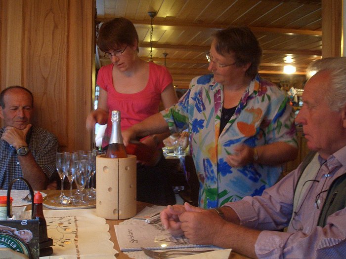 Silvia und Thorsten geben zum Abschlussfest ein gutes Tr&ouml;pfchen aus