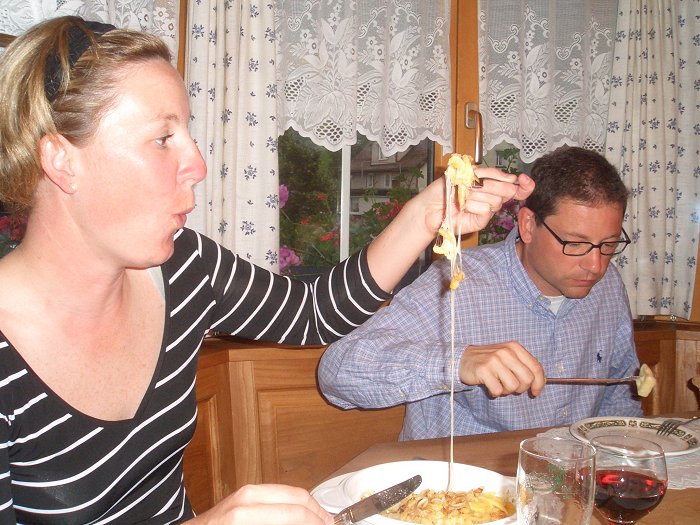 Silvia beim Kampf mit dem K&auml;se