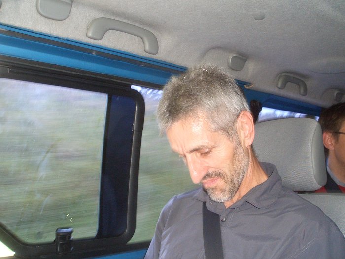 Sepp in die Zeitung vertieft