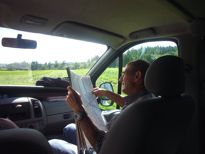 Co-Pilot Hanspeter beim Kartenstudium