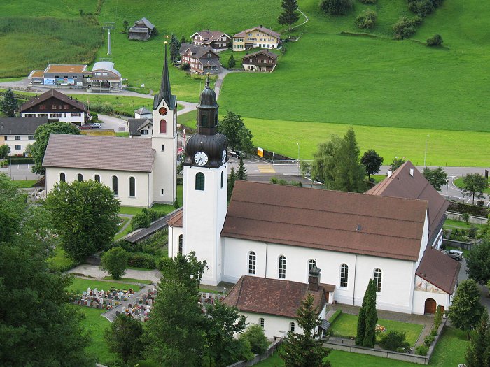 Blick auf die Kirche, die uns morgens um 05:00 Uhr mit Glockengel&auml;ut weckte
