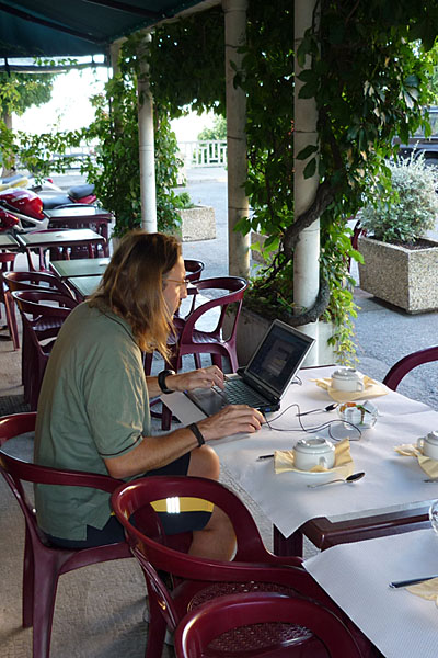 Schon vor dem Fr&uuml;hst&uuml;ck wieder am Rechner ;-)
