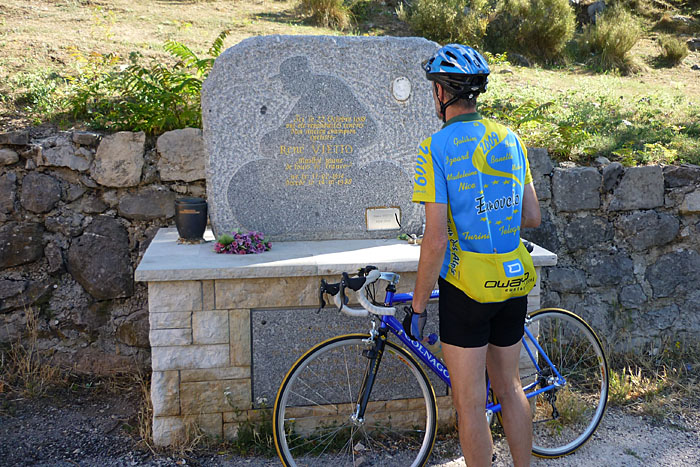 Sepp am Gedenkstein von Ren&eacute; Vietto