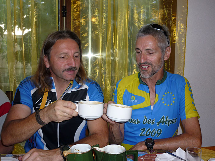 Der Kaffee war so stark, da darf man ruhig anstossen