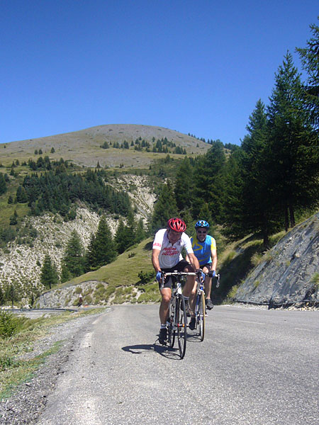 Sepp hat Hanspeter abgeholt, der mit einem Plattfu&szlig; liegen blieb