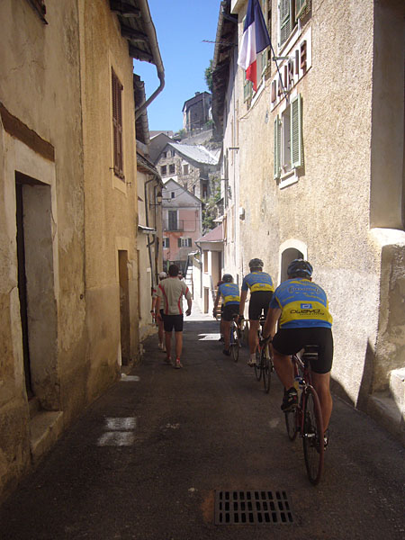 Fahrt durch enge Gassen in Roubion