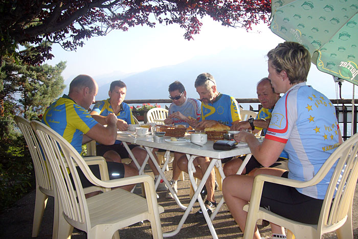 Fr&uuml;hst&uuml;ck im Freien