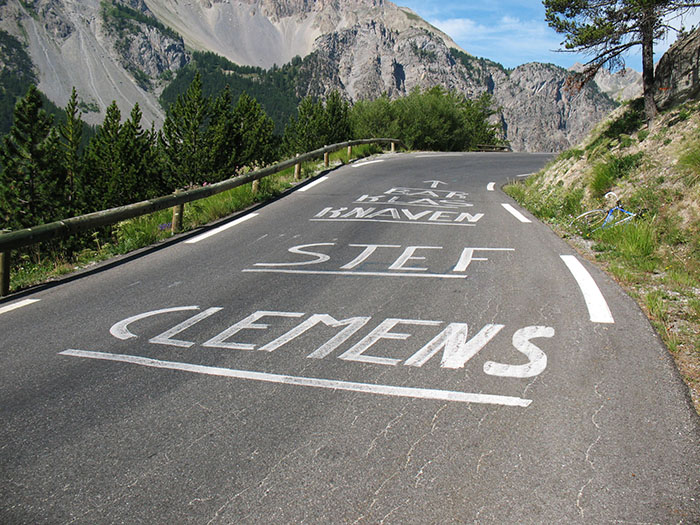 Denkmal vor der eigentlichen Passh&ouml;he