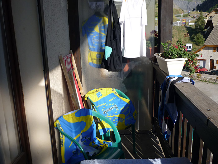 Die Klamotten werden nach dem Waschen getrocknet