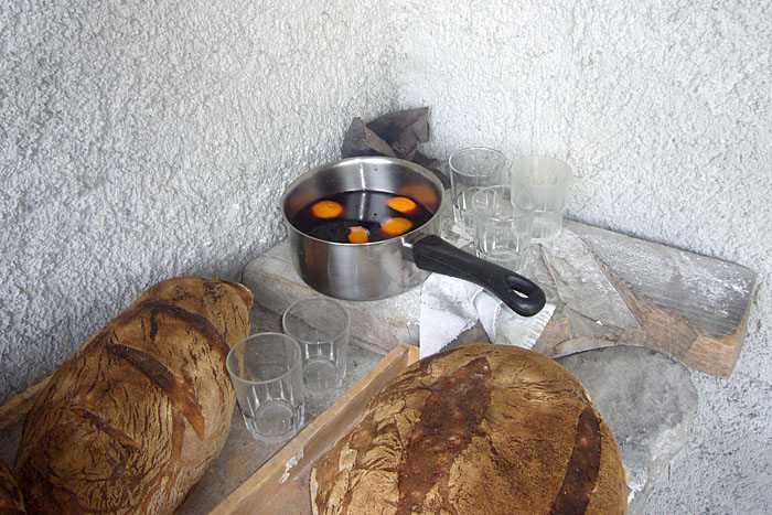 Zum Brot gibt es eine Art Gl&uuml;hwein