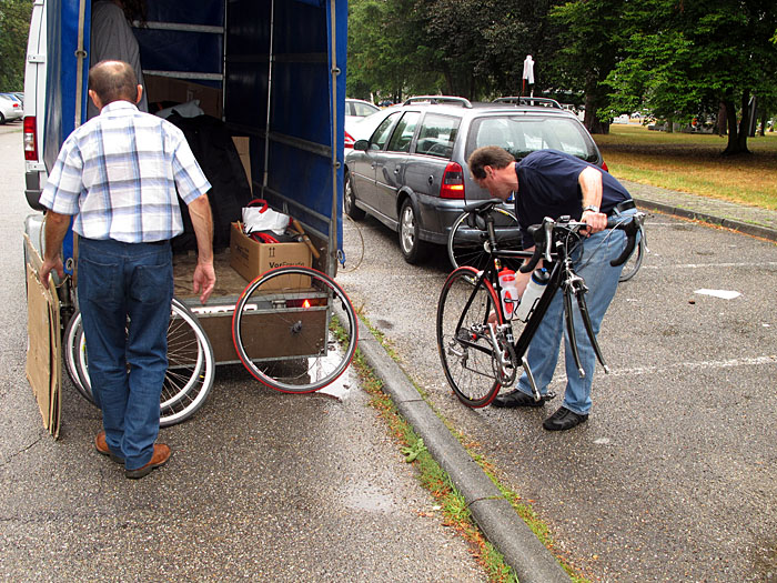 ... und einladen in de Bus