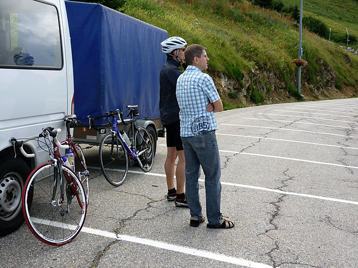 J&uuml;rgen und Joachim warten auf die anderen Strampler