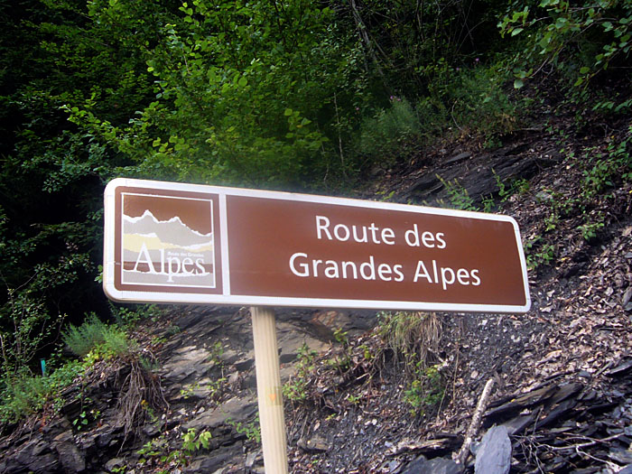 Dieser Ausschilderung folgen wir eine ganze Weile