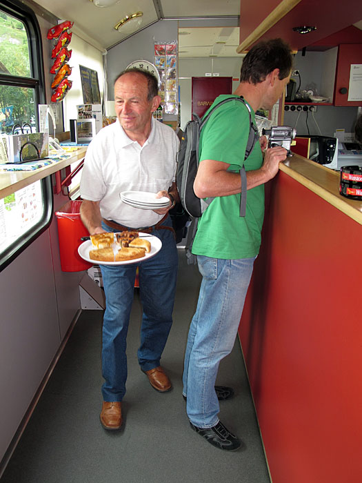 Da der Zug noch unterwegs ist, kaufen wir den gesamten Kuchenvorrat auf