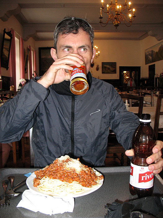 Etwa zeitgleich st&auml;rken sich die verbliebenen Radler in Gletsch mit einer "kleinen" Portion Spaghetti
