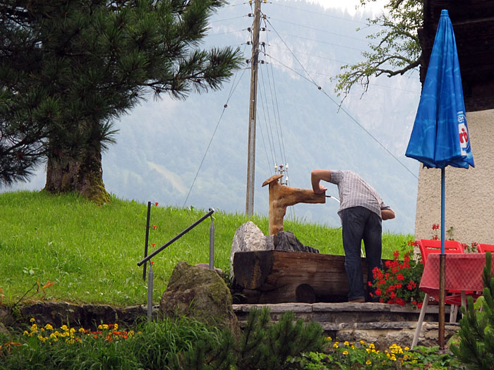 Am Etappenziel: Reini trinkt den Brunnen leer ;-)