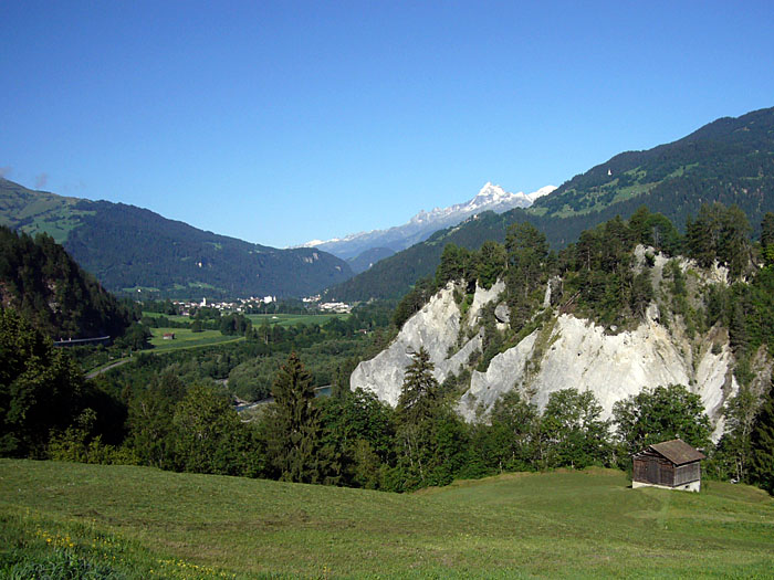 Ganz unten flie&szlig;t der junge Rhein