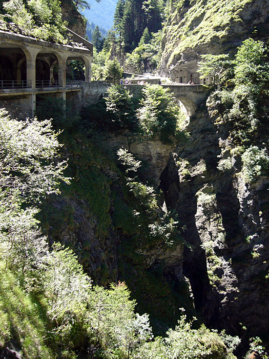 Hier hat sich der Rhein eine tiefe Schlucht gegraben