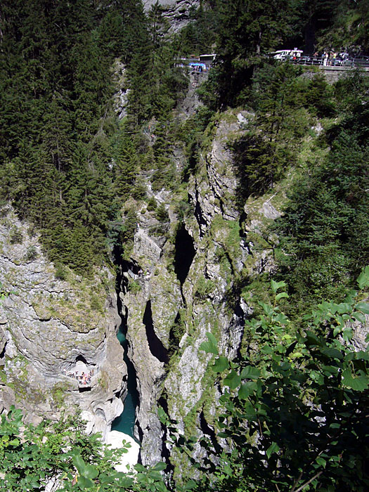 ... kann man tief in die Schlucht blicken