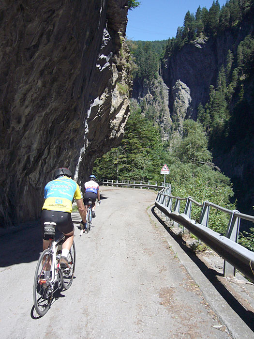 Weiter geht es durch tiefe Schluchten ...